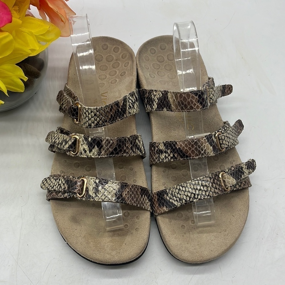 Vionic Aubrey Cream Tan Snakeskin Three Strap Orthodic Sandals Size 7. VIO3556